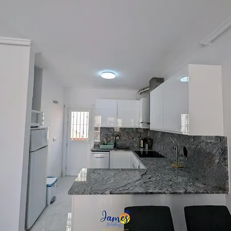 First Floor 2 Bedroom Near Emerald Isle Lf13 *